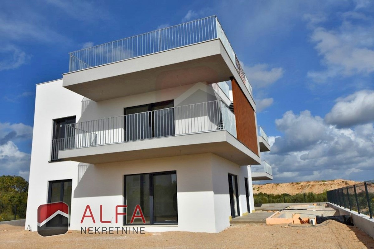 Hrvaška, Vodice, novogradnja, prodamo udobno stanovanje v pritličju, z bazenom in vrtom