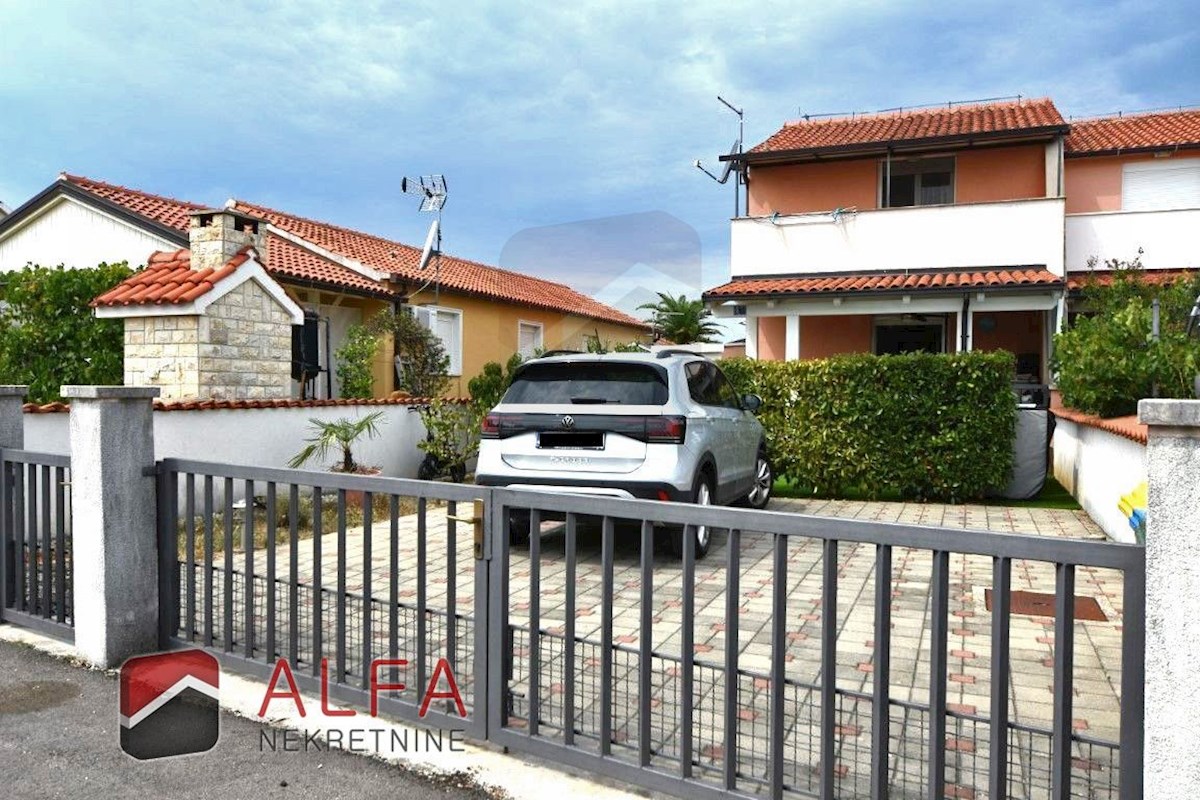 Hrvaška, Jadrija – prodaja dvojna družinska hiša, vrt in majhen bazen