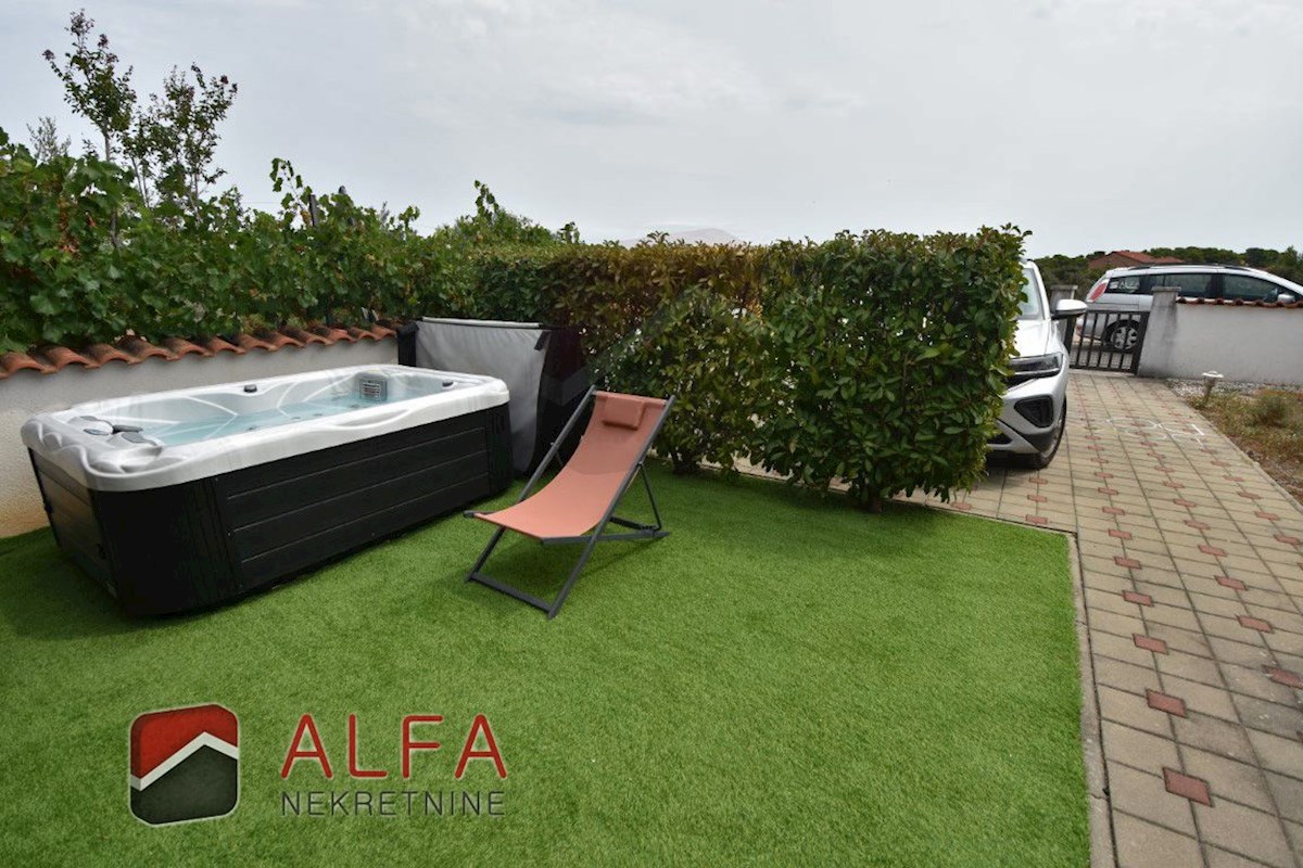 Hrvaška, Jadrija – prodaja dvojna družinska hiša, vrt in majhen bazen