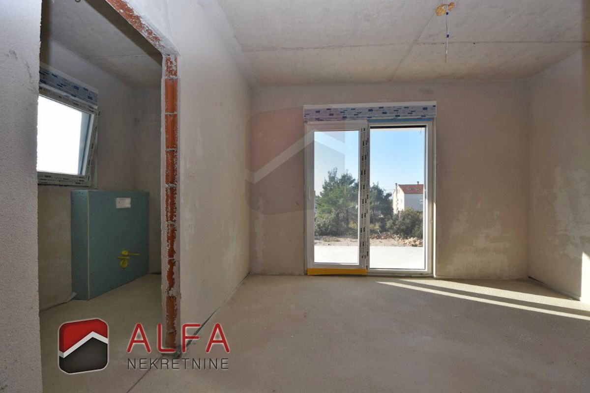 Hrvaška, Vodice – prodaja nova polpritlična hiša z bazenom in garažo