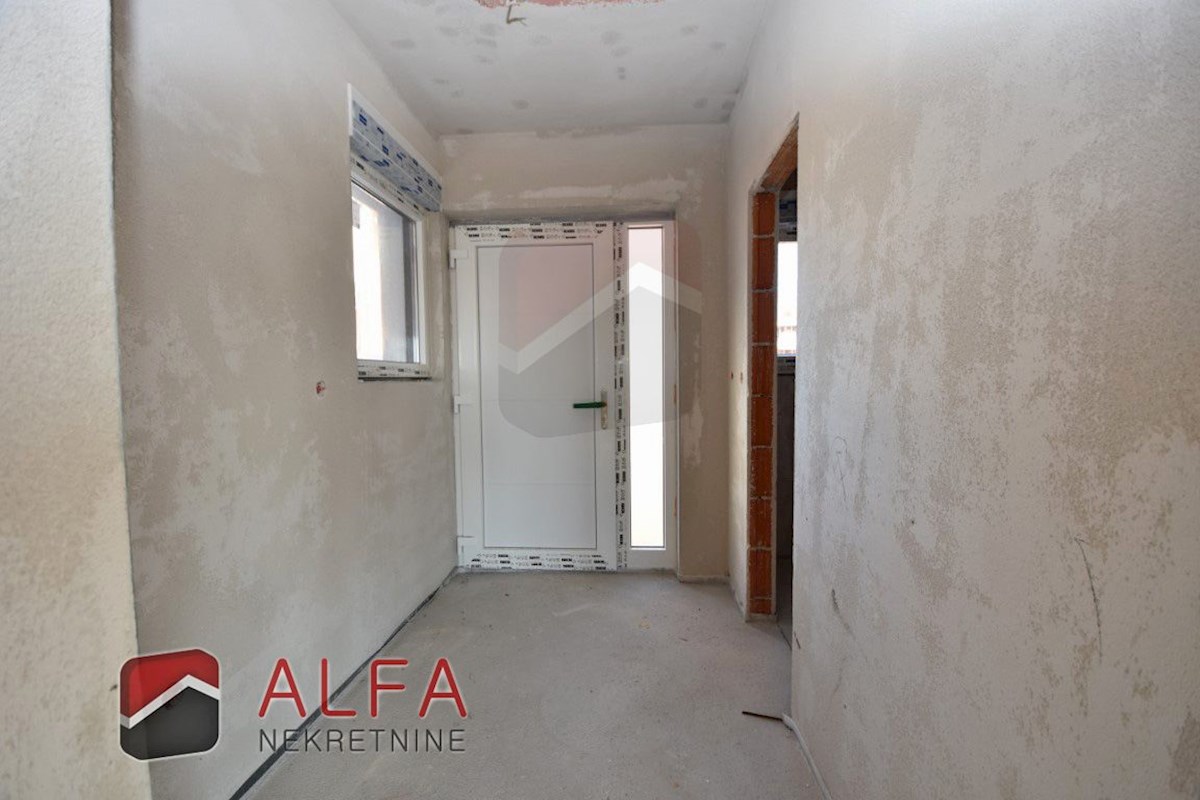 Hrvaška, Vodice – prodaja nova polpritlična hiša z bazenom in garažo