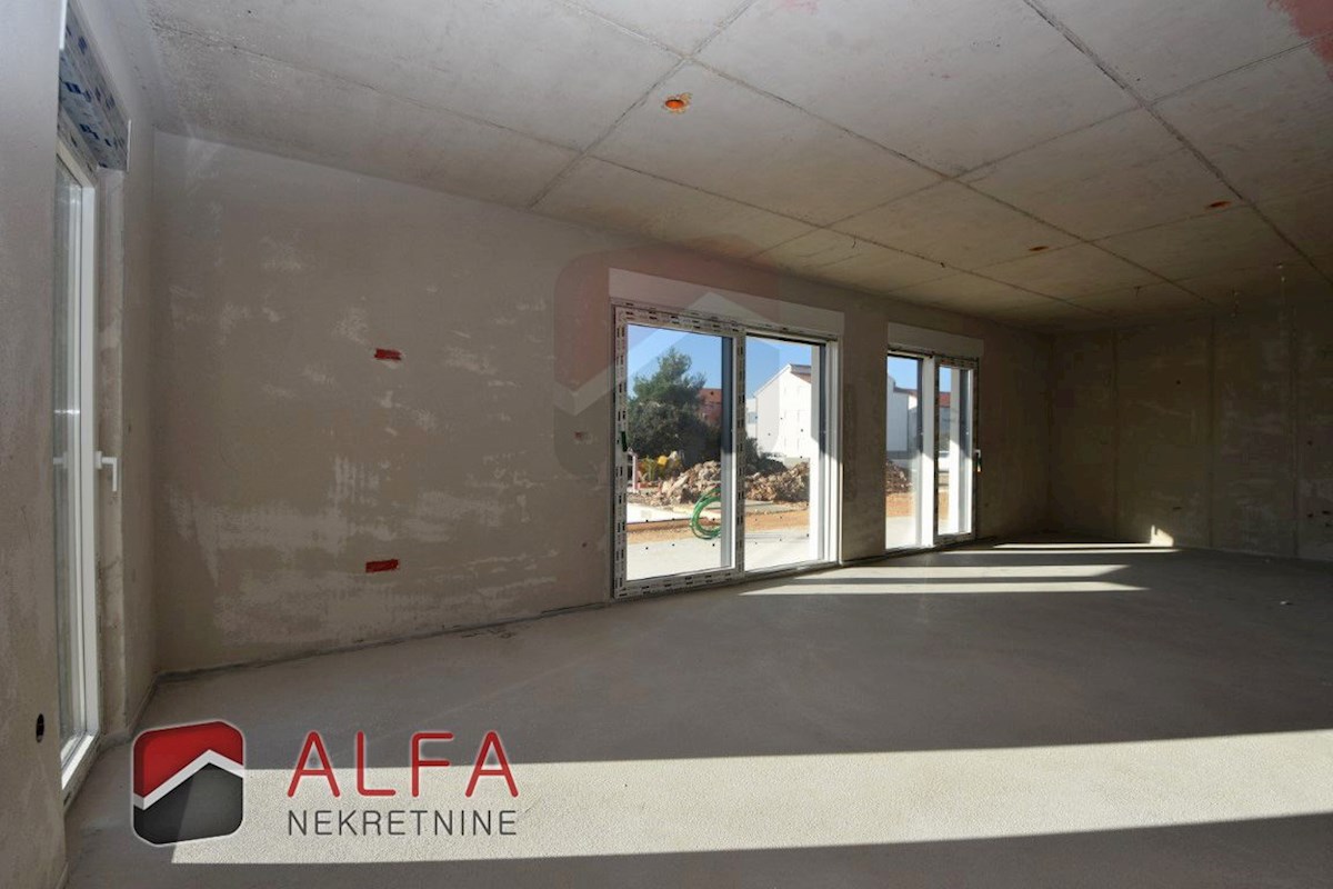 Hrvaška, Vodice – prodaja nova polpritlična hiša z bazenom in garažo