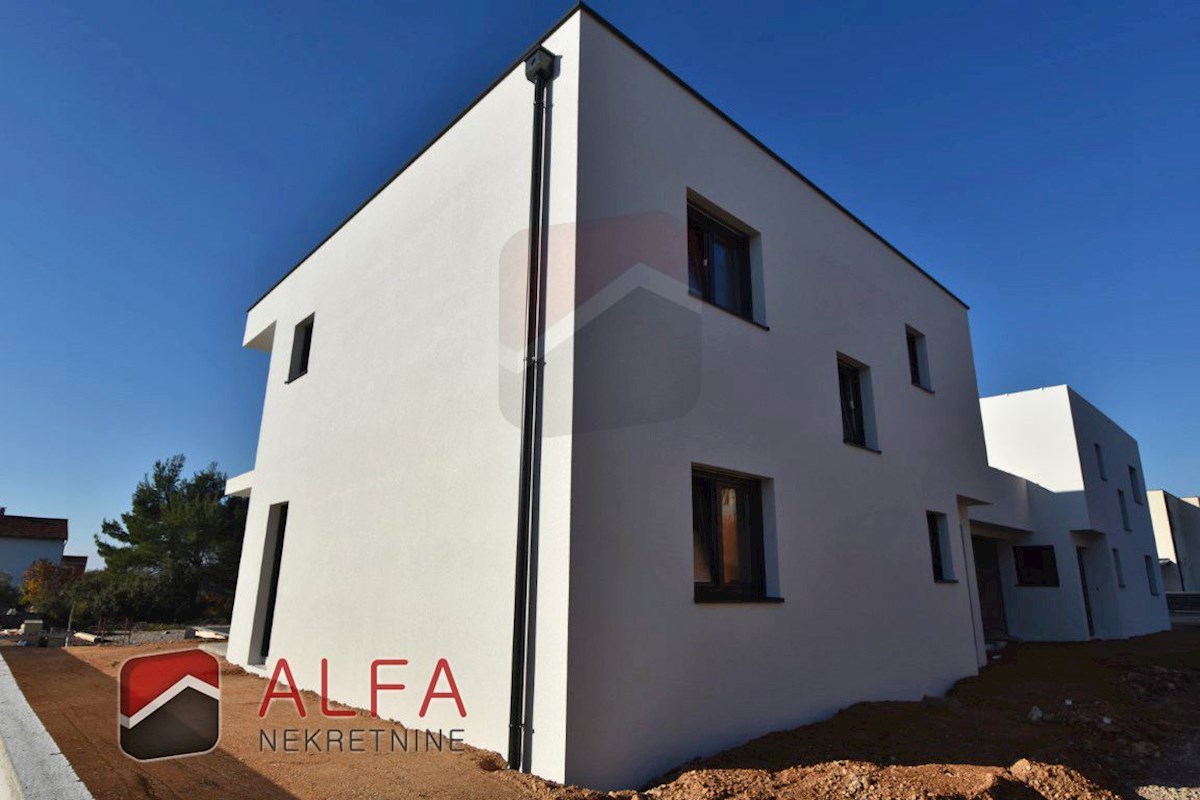 Hrvaška, Vodice – prodaja nova polpritlična hiša z bazenom in garažo