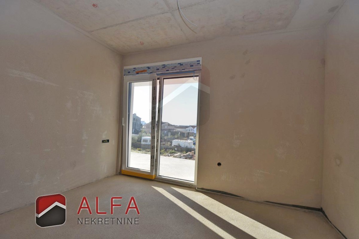 Hrvaška, Vodice – prodaja nova polpritlična hiša z bazenom in garažo