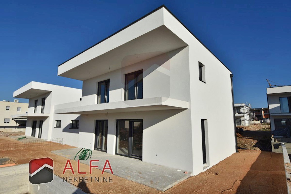 Hrvaška, Vodice – prodaja nova polpritlična hiša z bazenom in garažo