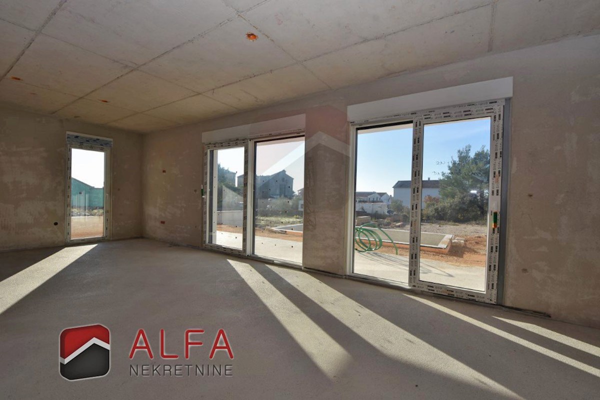 Hrvaška, Vodice – prodaja nova polpritlična hiša z bazenom in garažo