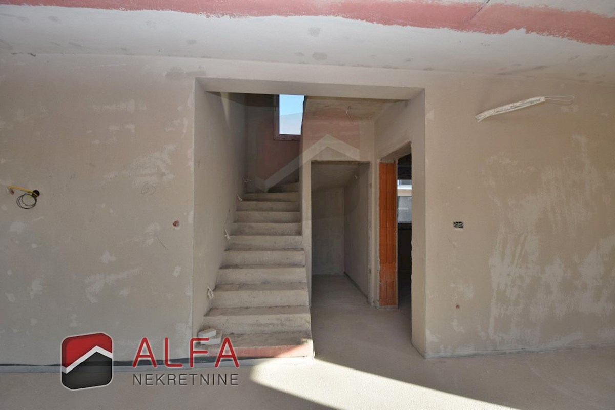 Hrvaška, Vodice – prodaja nova polpritlična hiša z bazenom in garažo