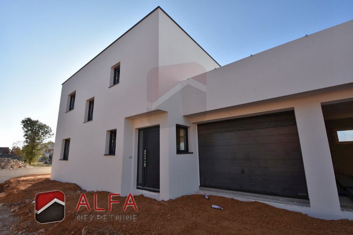 Hrvaška, Vodice – prodaja nova polpritlična hiša z bazenom in garažo