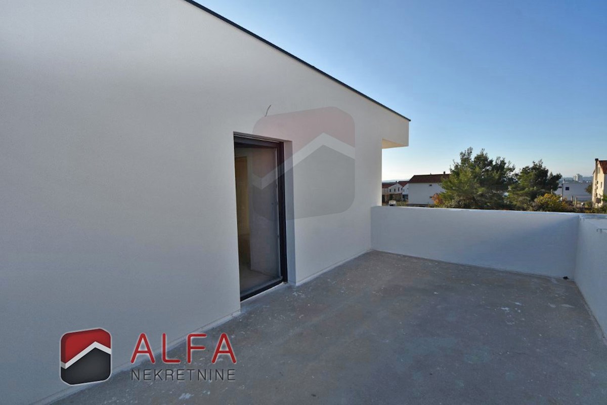 Hrvaška, Vodice – prodaja nova polpritlična hiša z bazenom in garažo