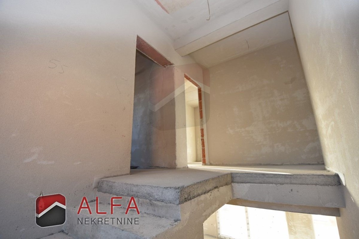 Hrvaška, Vodice – prodaja nova polpritlična hiša z bazenom in garažo