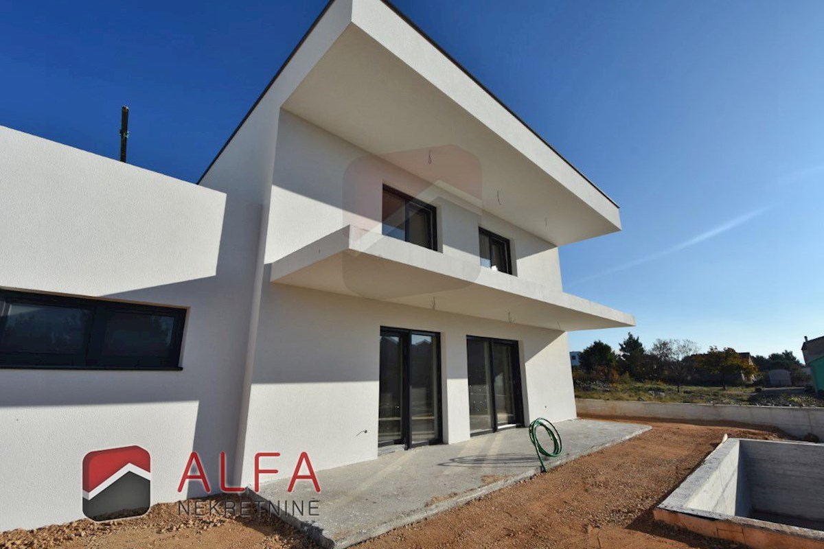 Hrvaška, Vodice – prodaja nova polpritlična hiša z bazenom in garažo