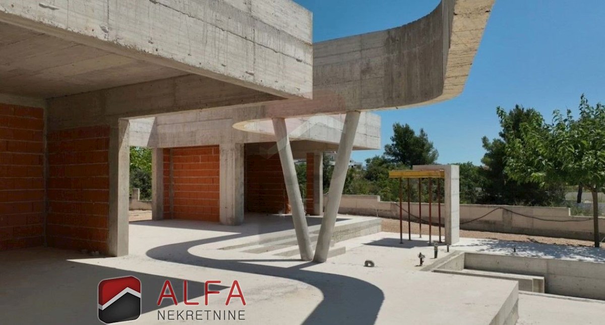 Hrvaška, Vodice – Impresivna vila z bazenom, garažo in odprtim pogledom na morje