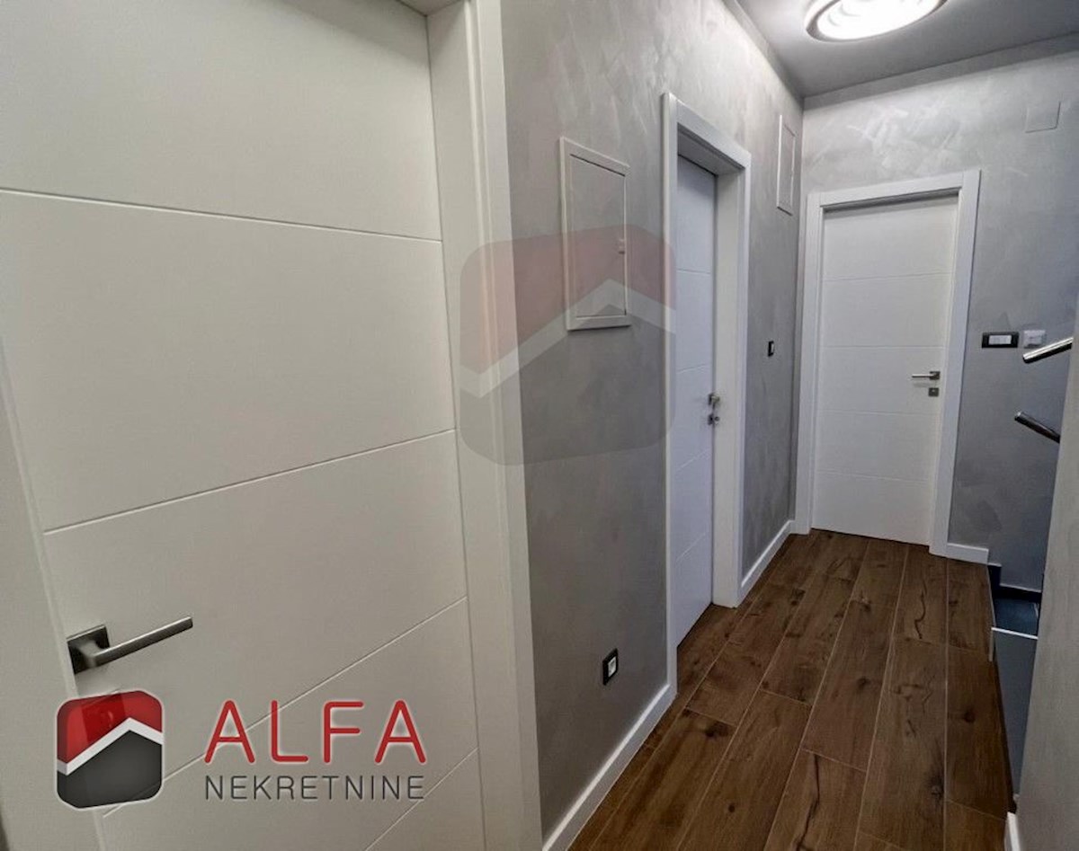 Hrvaška, Vodice, prodaja nova, popolnoma opremljena polsamostojna hiša z bazenom