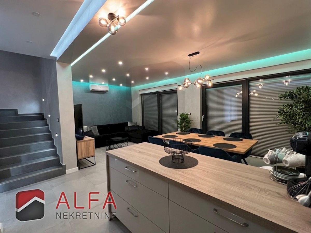 Hrvaška, Vodice, prodaja nova, popolnoma opremljena polsamostojna hiša z bazenom