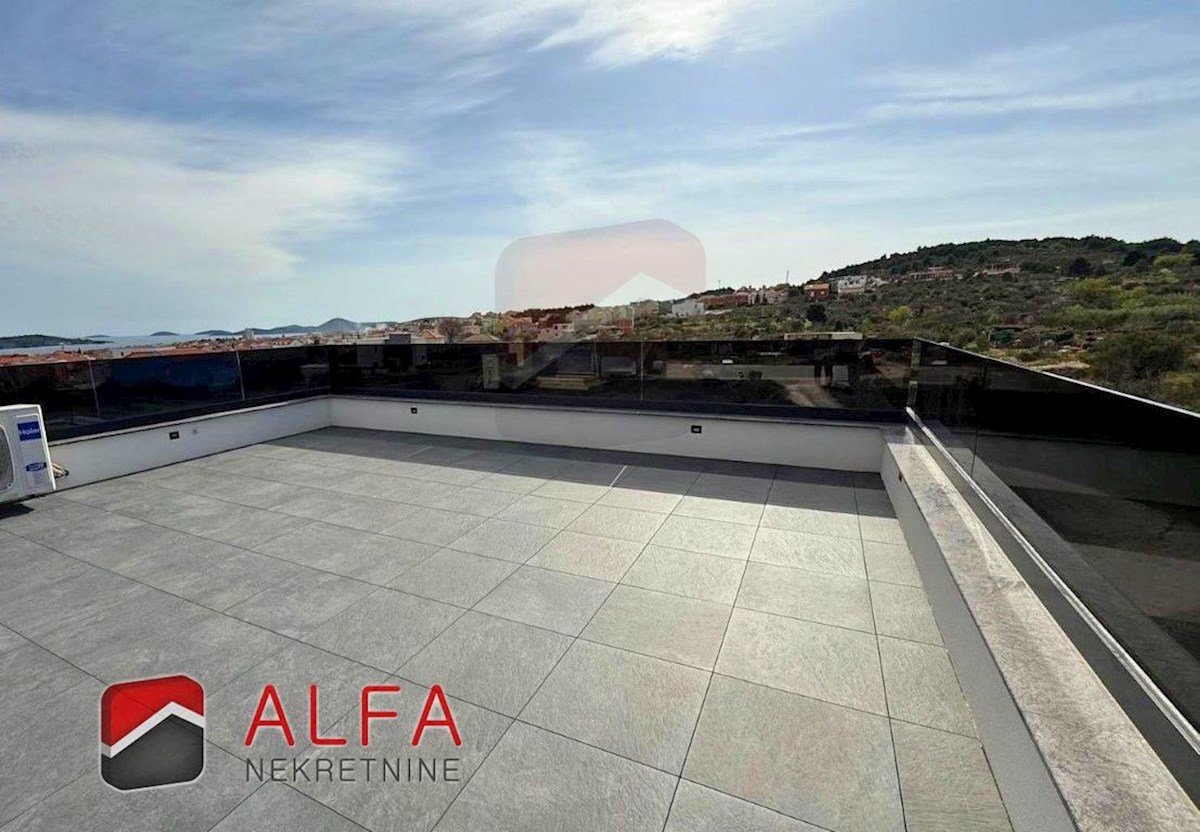 Hrvaška, Vodice, prodaja nova, popolnoma opremljena polsamostojna hiša z bazenom