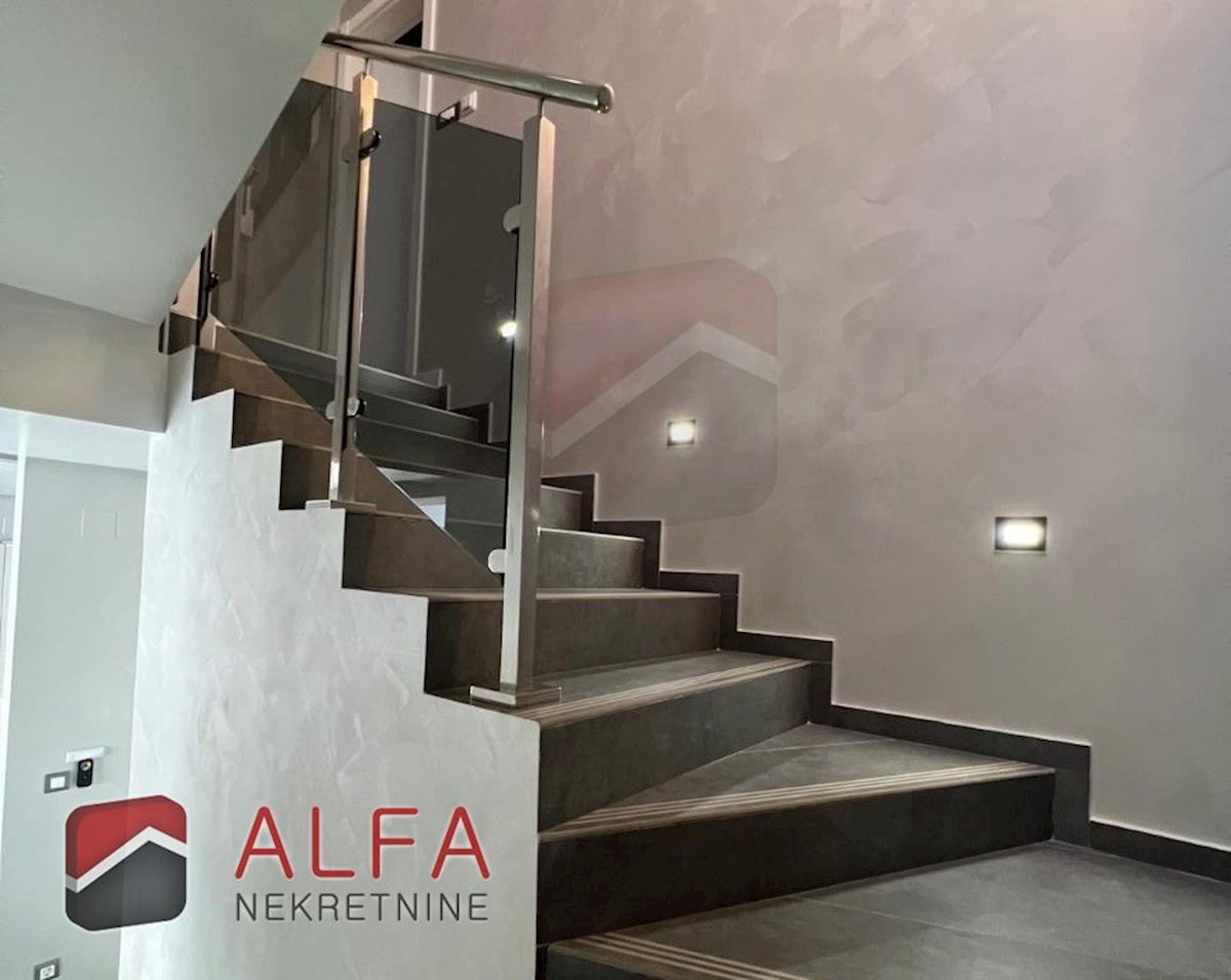 Hrvaška, Vodice, prodaja nova, popolnoma opremljena polsamostojna hiša z bazenom