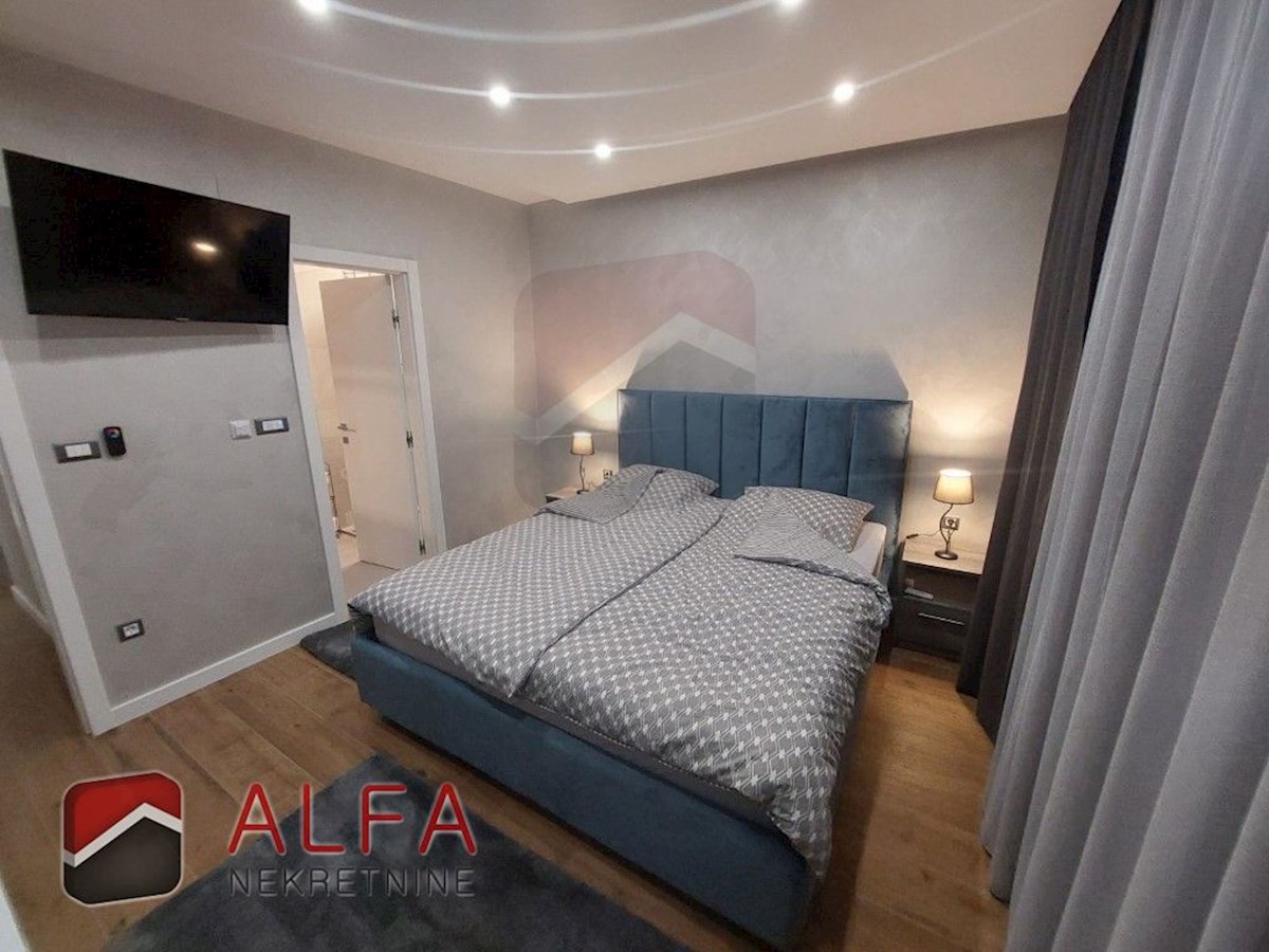 Hrvaška, Vodice, prodaja nova, popolnoma opremljena polsamostojna hiša z bazenom