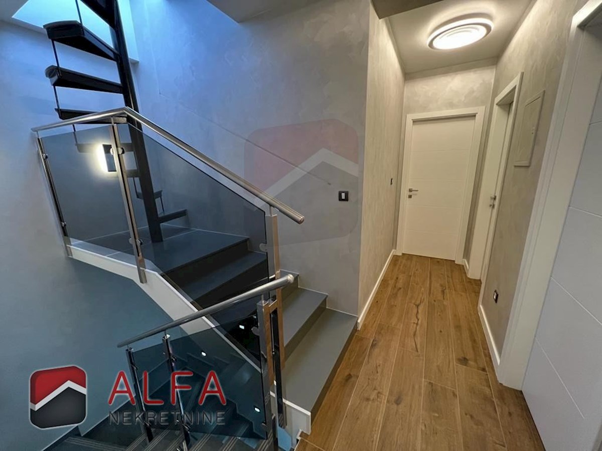 Hrvaška, Vodice, prodaja nova, popolnoma opremljena polsamostojna hiša z bazenom