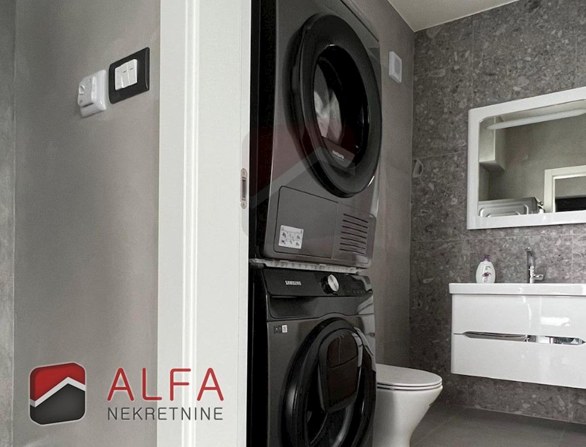 Hrvaška, Vodice, prodaja nova, popolnoma opremljena polsamostojna hiša z bazenom