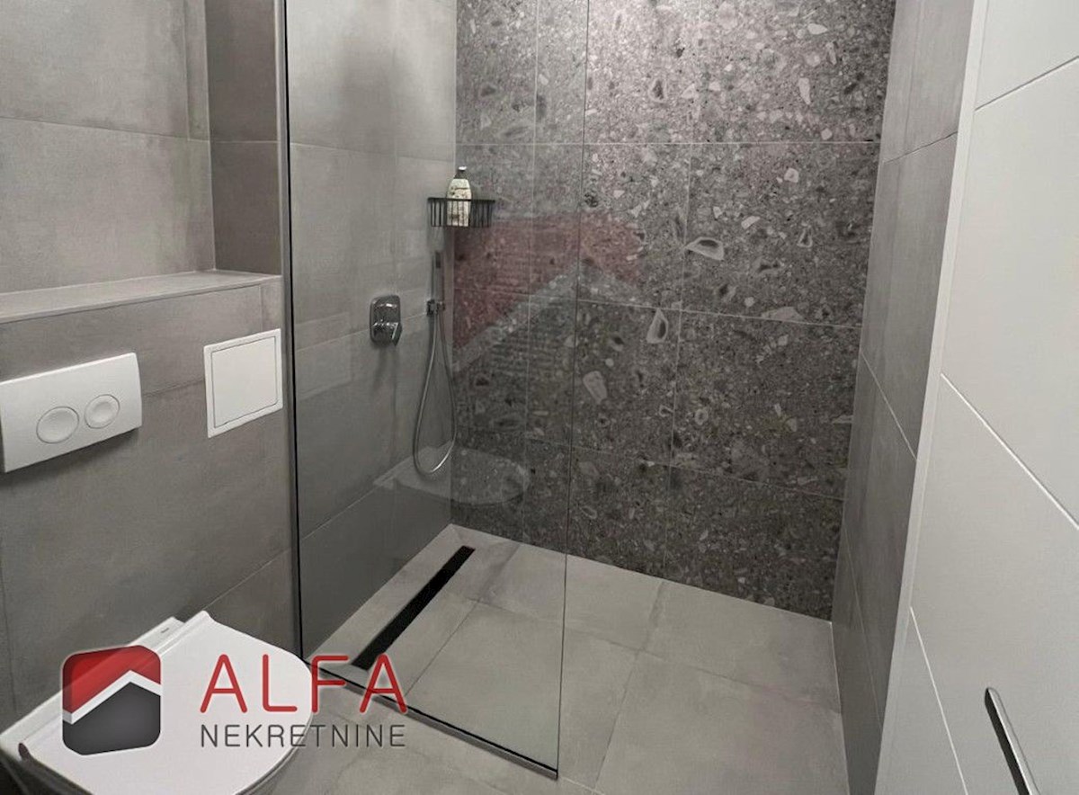 Hrvaška, Vodice, prodaja nova, popolnoma opremljena polsamostojna hiša z bazenom