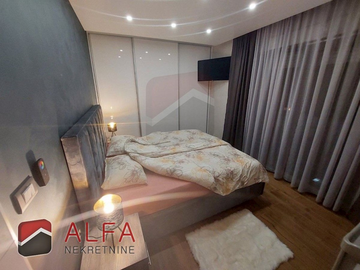 Hrvaška, Vodice, prodaja nova, popolnoma opremljena polsamostojna hiša z bazenom