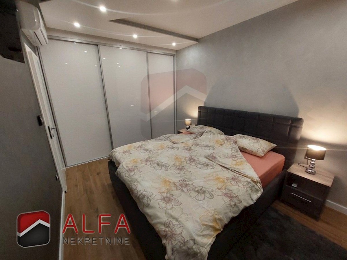 Hrvaška, Vodice, prodaja nova, popolnoma opremljena polsamostojna hiša z bazenom