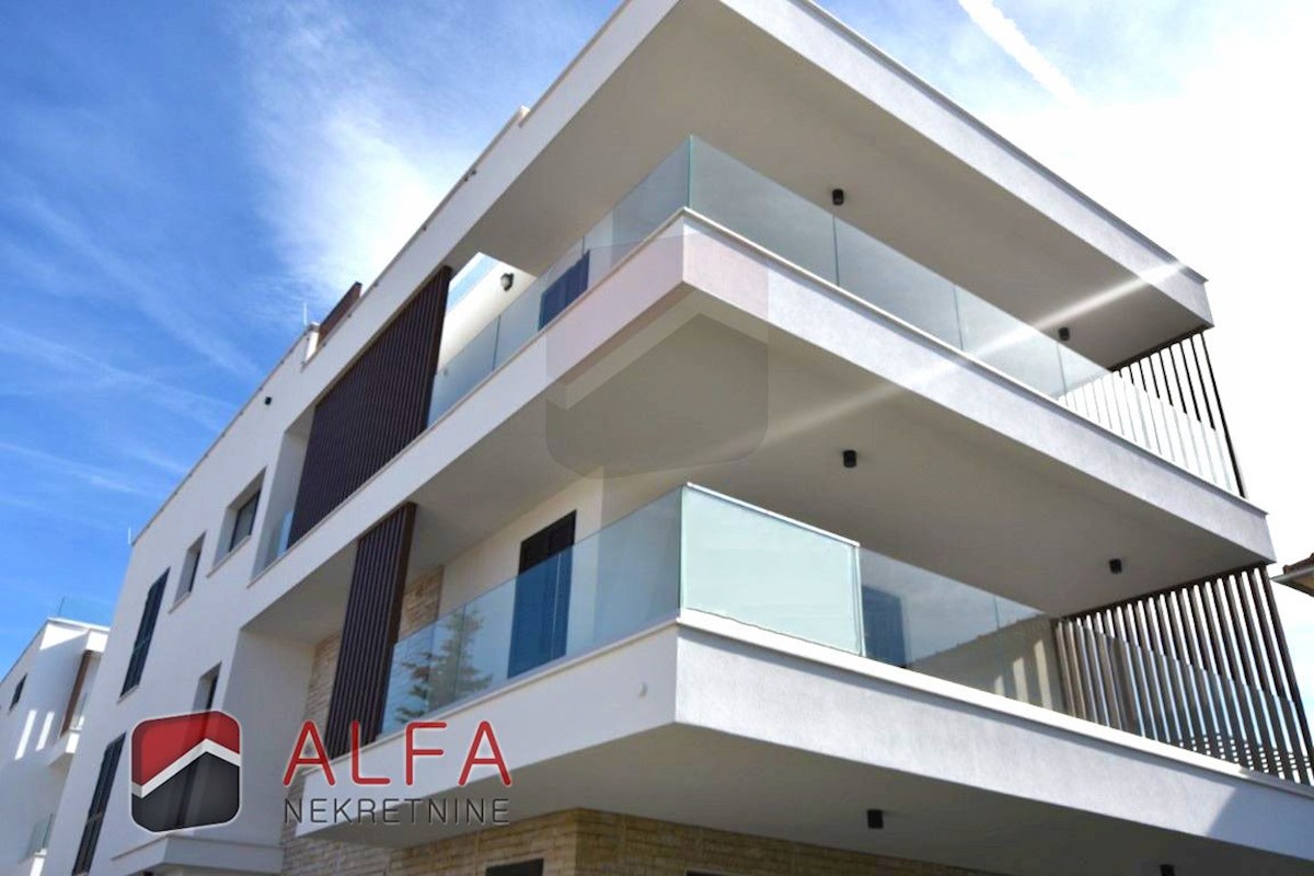 Vodice center, ATRAKTIVNO, prodamo trisobno stanovanje v drugem nadstropju s strešno teraso