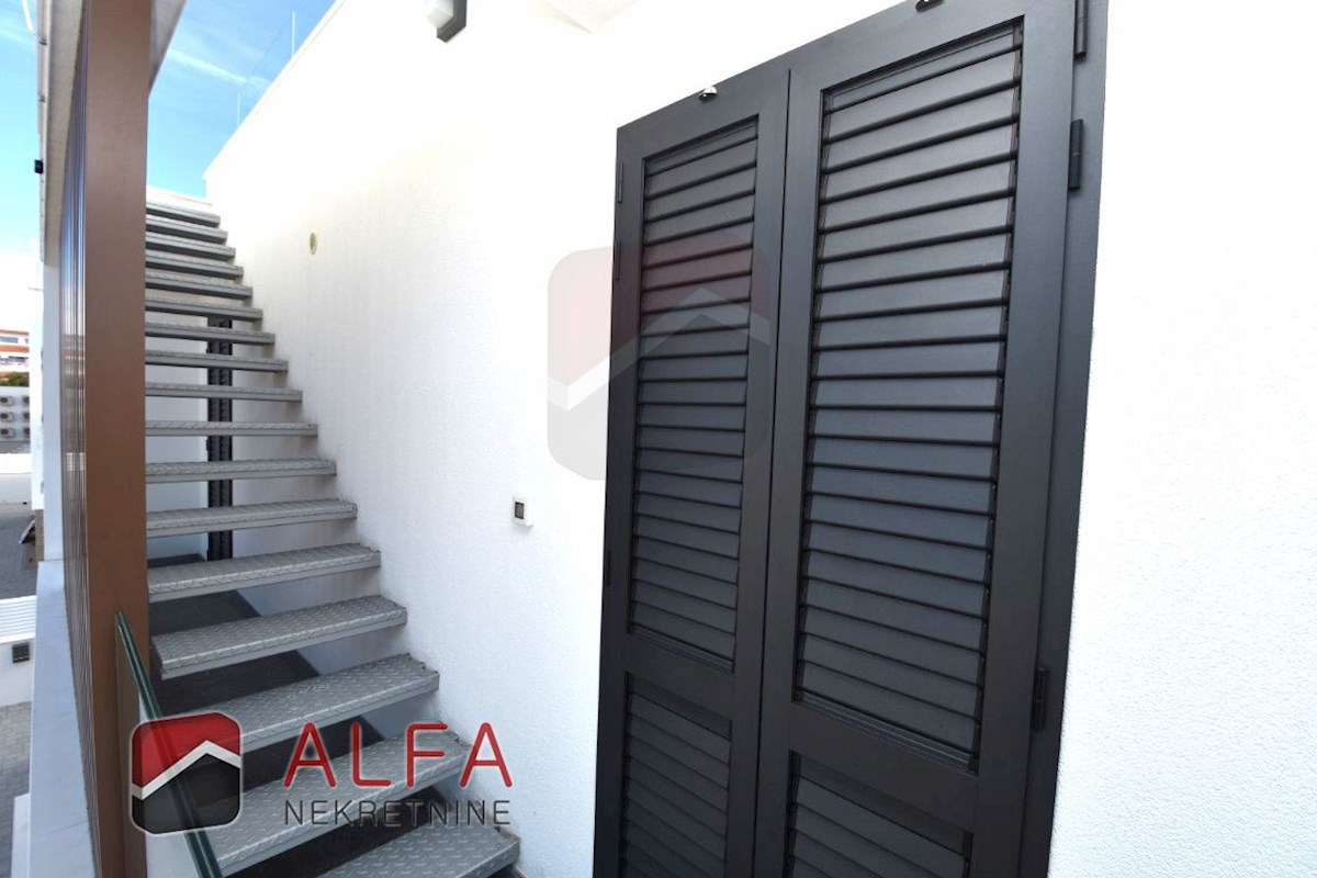 Vodice center, ATRAKTIVNO, prodamo trisobno stanovanje v drugem nadstropju s strešno teraso