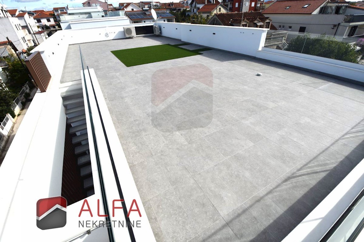 Vodice center, ATRAKTIVNO, prodamo trisobno stanovanje v drugem nadstropju s strešno teraso