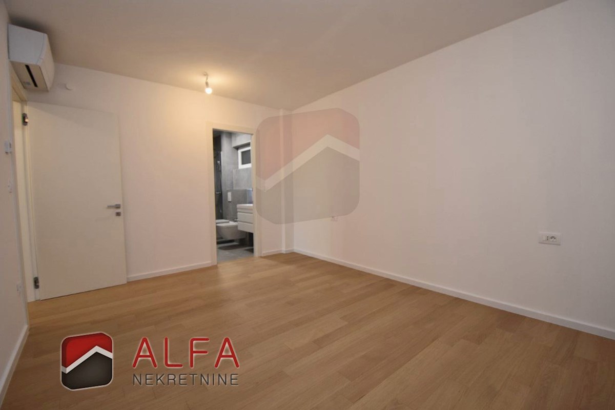 Vodice center, ATRAKTIVNO, prodamo trisobno stanovanje v drugem nadstropju s strešno teraso