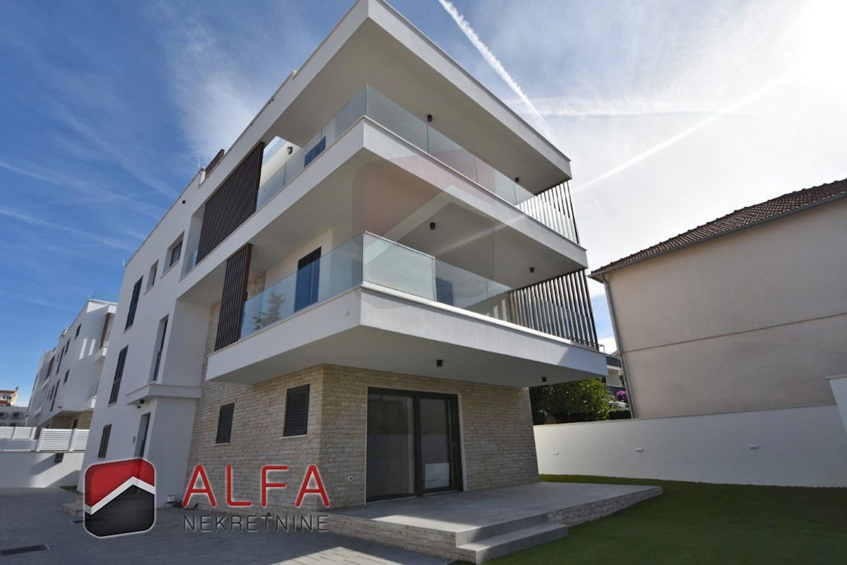 Vodice center, ATRAKTIVNO, prodamo trisobno stanovanje v drugem nadstropju s strešno teraso