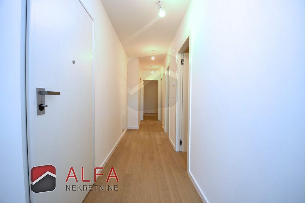 Vodice center, ATRAKTIVNO, prodamo trisobno stanovanje v drugem nadstropju s strešno teraso