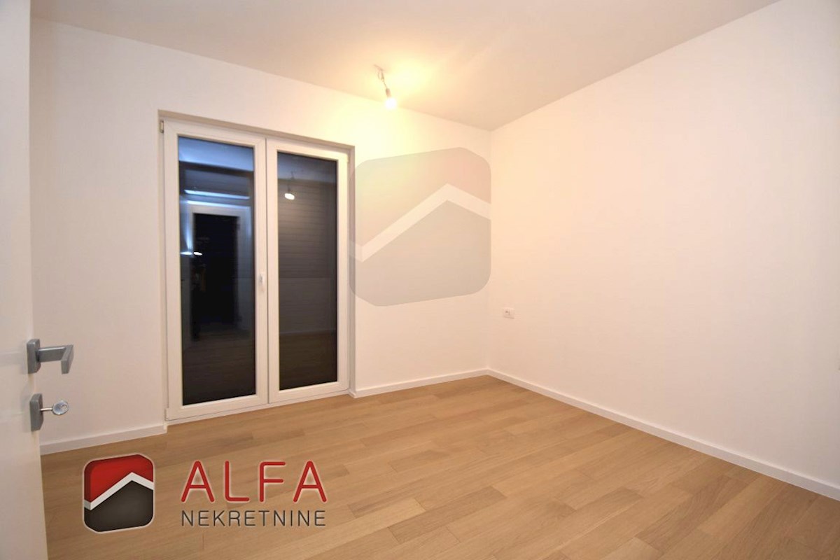 Vodice center, ATRAKTIVNO, prodamo trisobno stanovanje v drugem nadstropju s strešno teraso