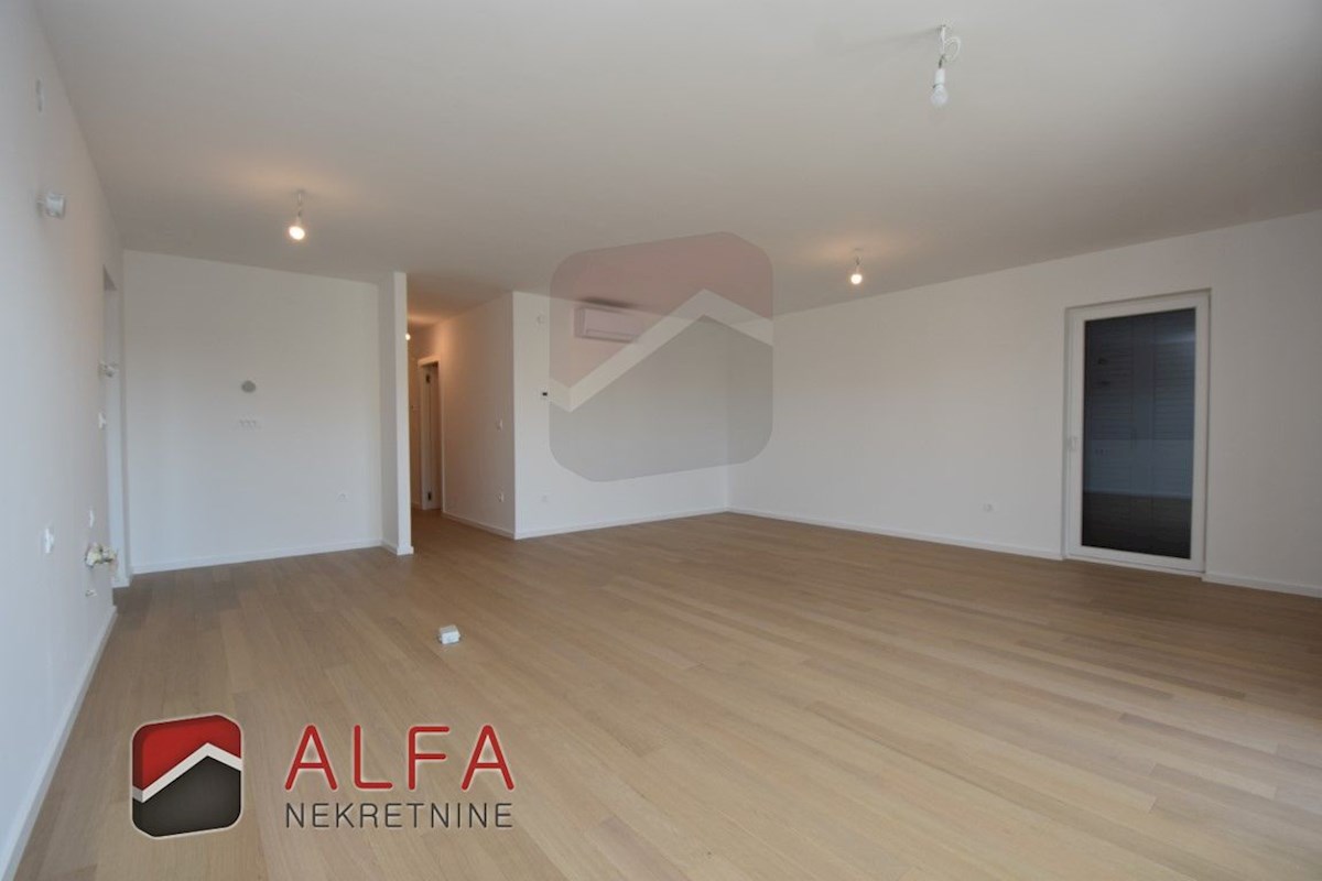 Vodice center, ATRAKTIVNO, prodamo trisobno stanovanje v drugem nadstropju s strešno teraso