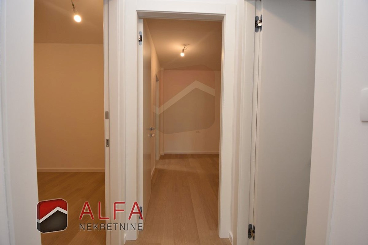 Vodice center, ATRAKTIVNO, prodamo trisobno stanovanje v drugem nadstropju s strešno teraso