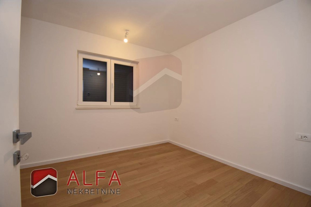 Vodice center, ATRAKTIVNO, prodamo trisobno stanovanje v drugem nadstropju s strešno teraso