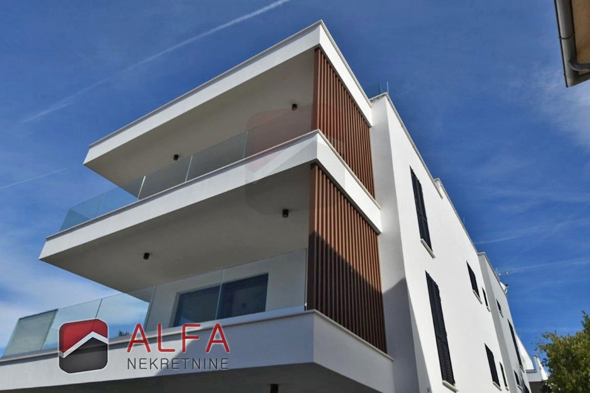 Vodice center, ATRAKTIVNO, prodamo trisobno stanovanje v drugem nadstropju s strešno teraso