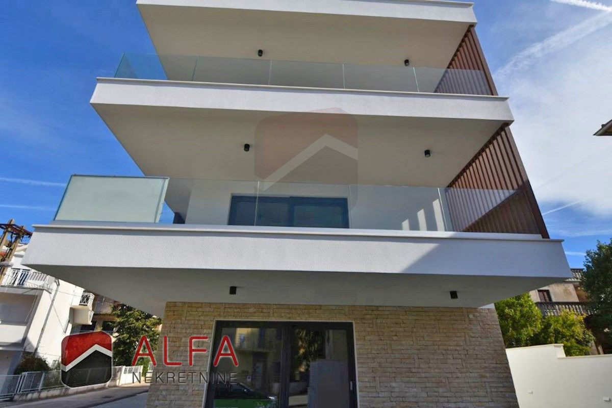 Vodice center, ATRAKTIVNO, prodamo trisobno stanovanje v drugem nadstropju s strešno teraso