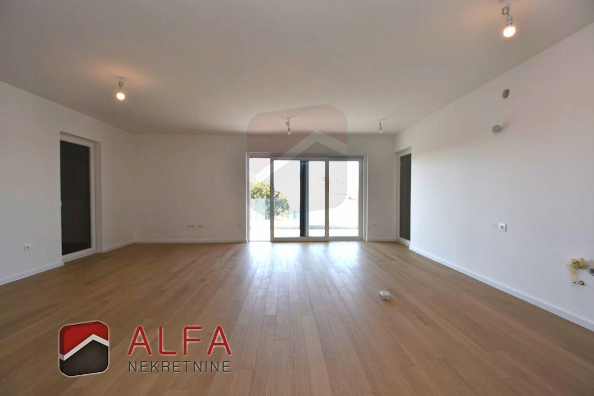 Vodice center, ATRAKTIVNO, prodamo trisobno stanovanje v drugem nadstropju s strešno teraso