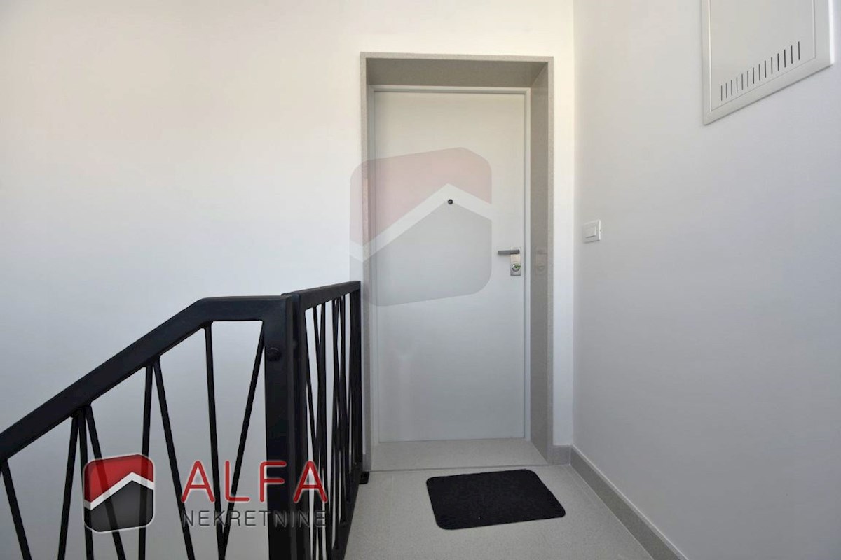 Vodice center, ATRAKTIVNO, prodamo trisobno stanovanje v drugem nadstropju s strešno teraso