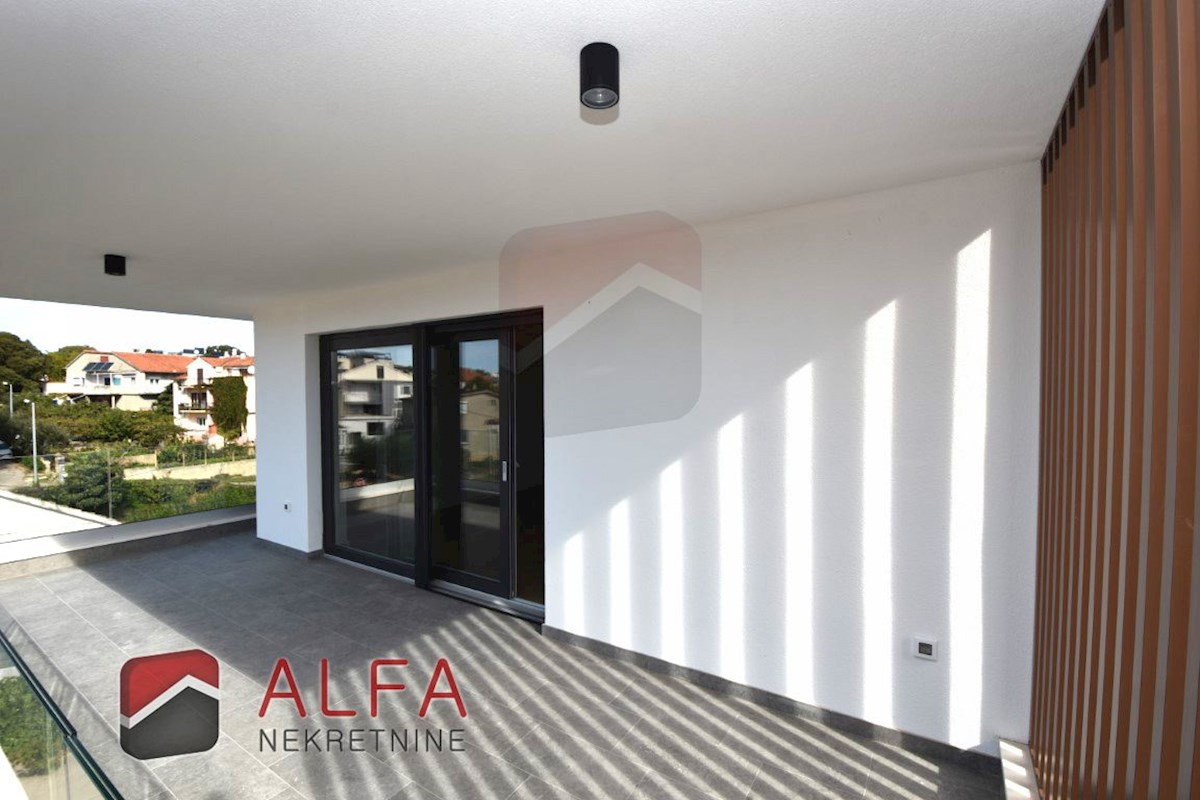 Vodice center, ATRAKTIVNO, prodamo trisobno stanovanje v drugem nadstropju s strešno teraso