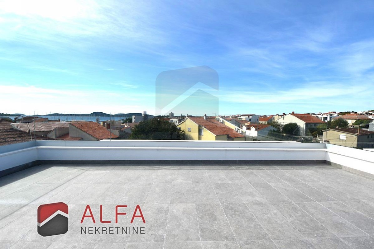 Vodice center, ATRAKTIVNO, prodamo trisobno stanovanje v drugem nadstropju s strešno teraso