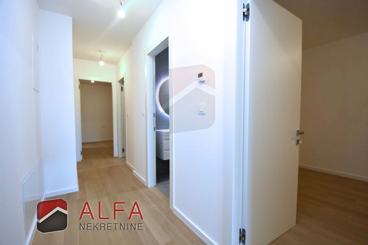 Vodice center, ATRAKTIVNO, prodamo trisobno stanovanje v drugem nadstropju s strešno teraso