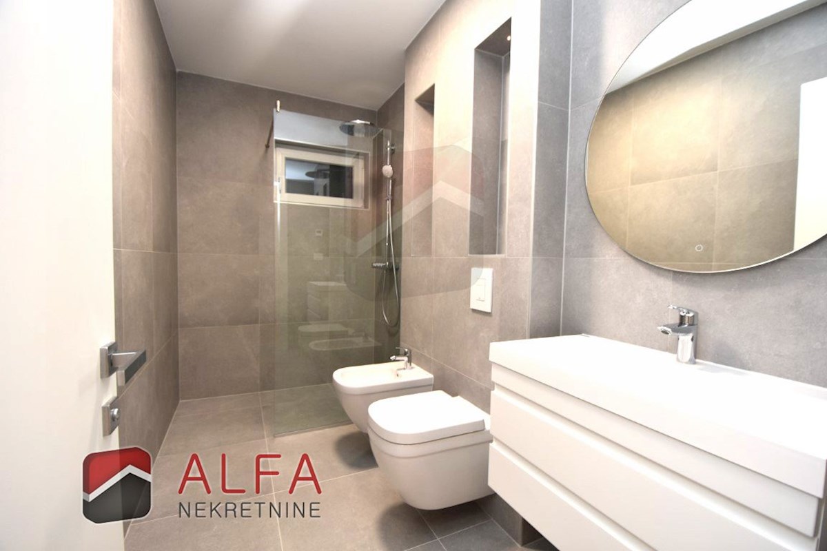 Vodice center, ATRAKTIVNO, prodamo trisobno stanovanje v drugem nadstropju s strešno teraso