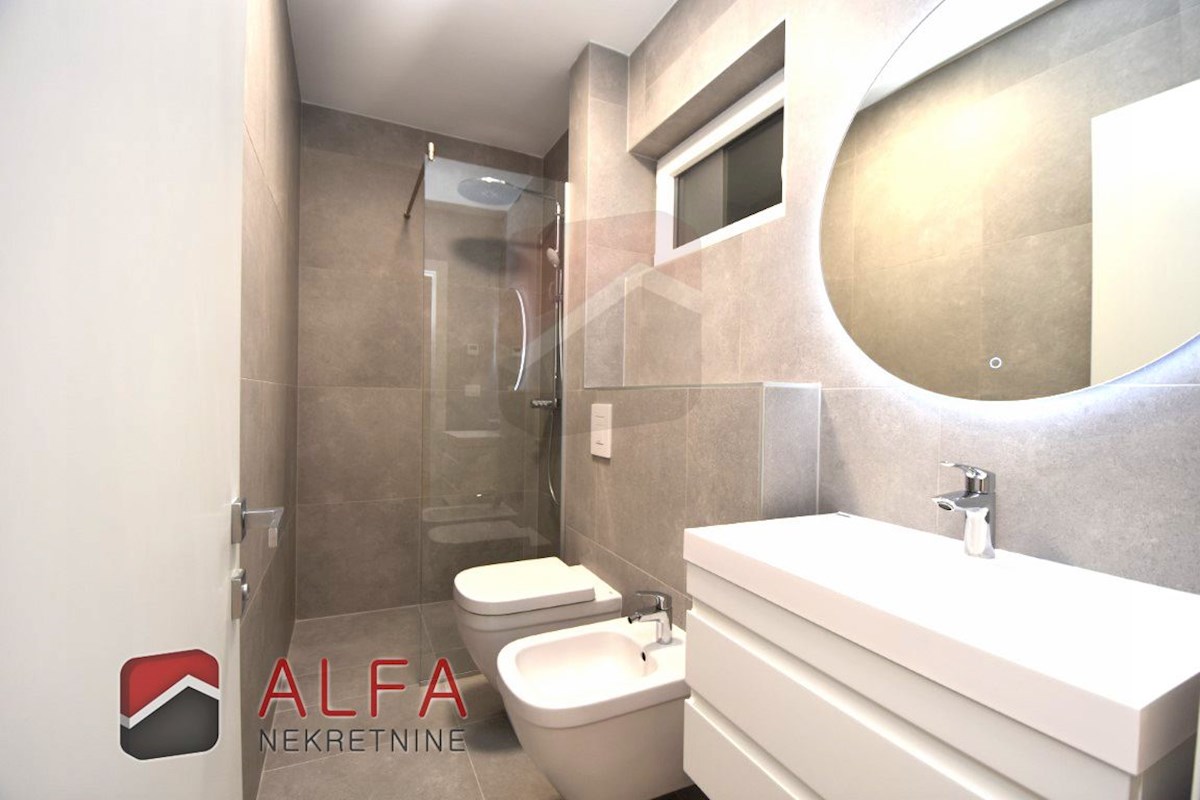 Vodice center, ATRAKTIVNO, prodamo trisobno stanovanje v drugem nadstropju s strešno teraso