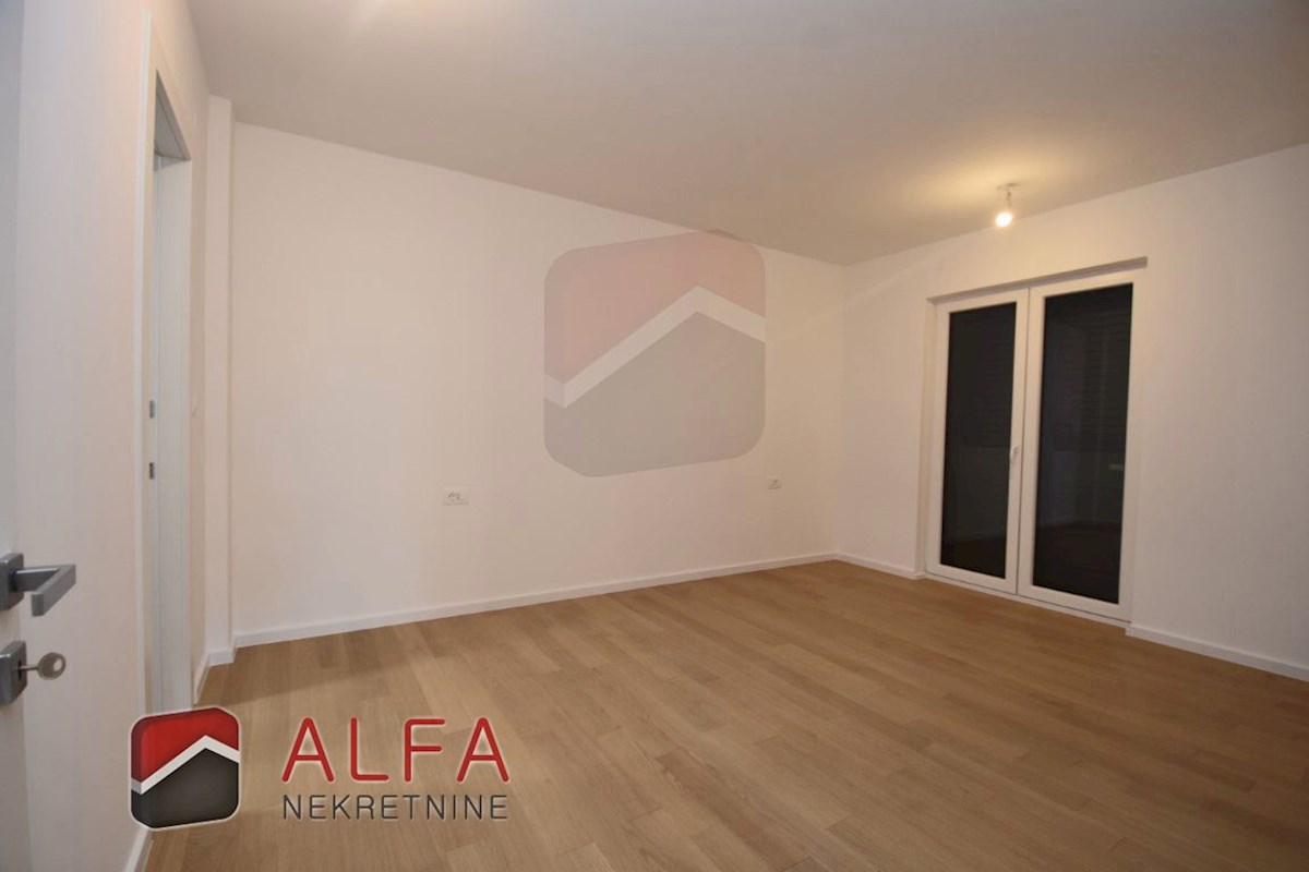 Vodice center, ATRAKTIVNO, prodamo trisobno stanovanje v drugem nadstropju s strešno teraso