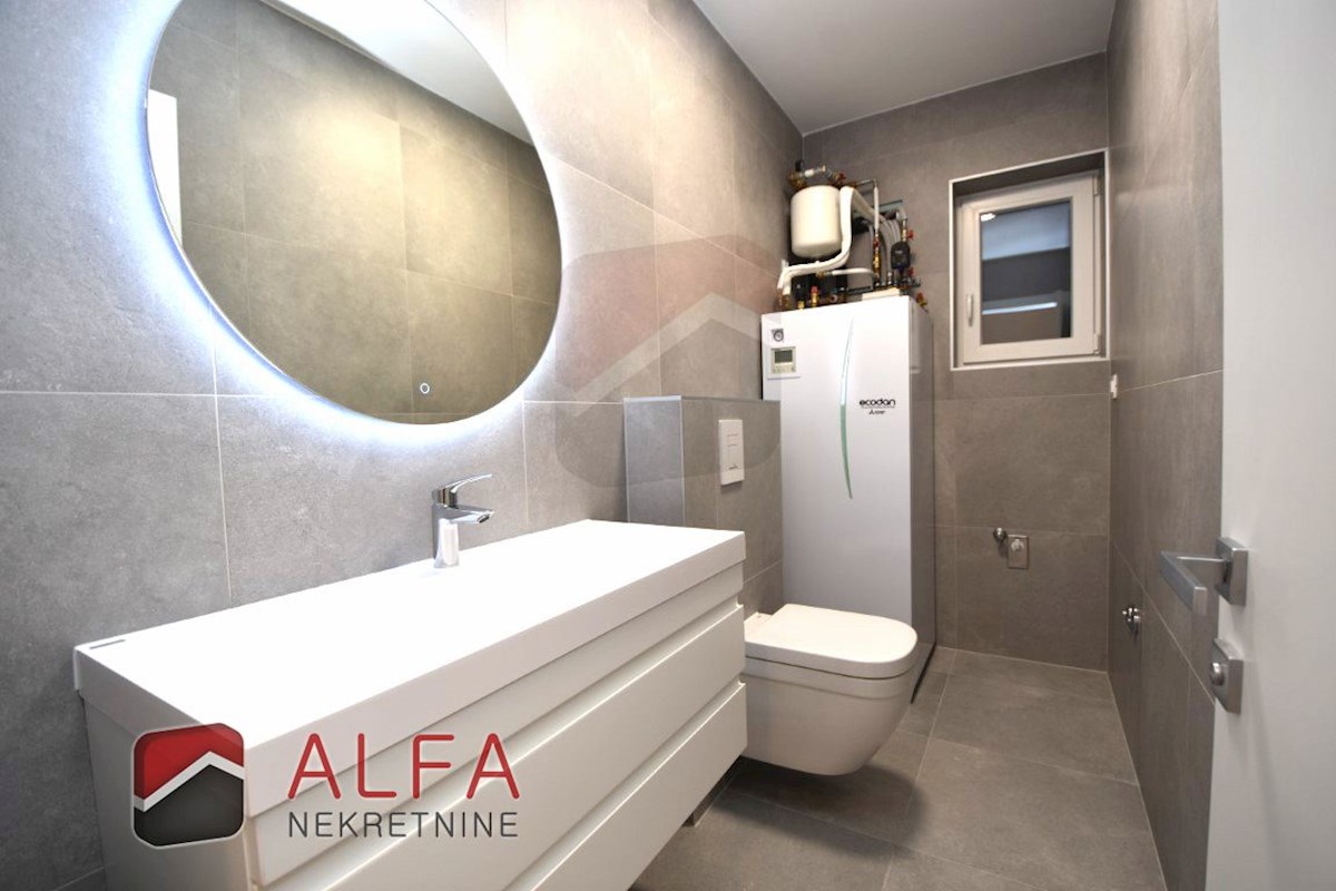 Vodice center, ATRAKTIVNO, prodamo trisobno stanovanje v drugem nadstropju s strešno teraso