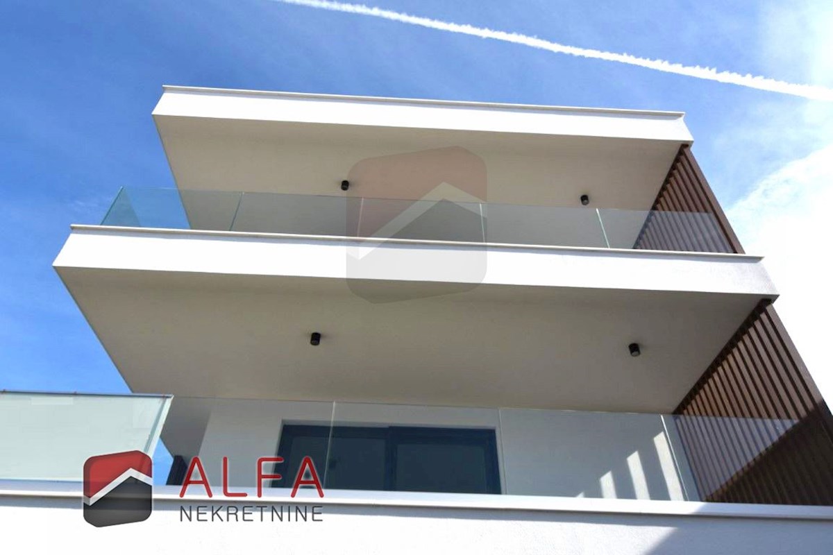 Vodice center, ATRAKTIVNO, prodamo trisobno stanovanje v drugem nadstropju s strešno teraso