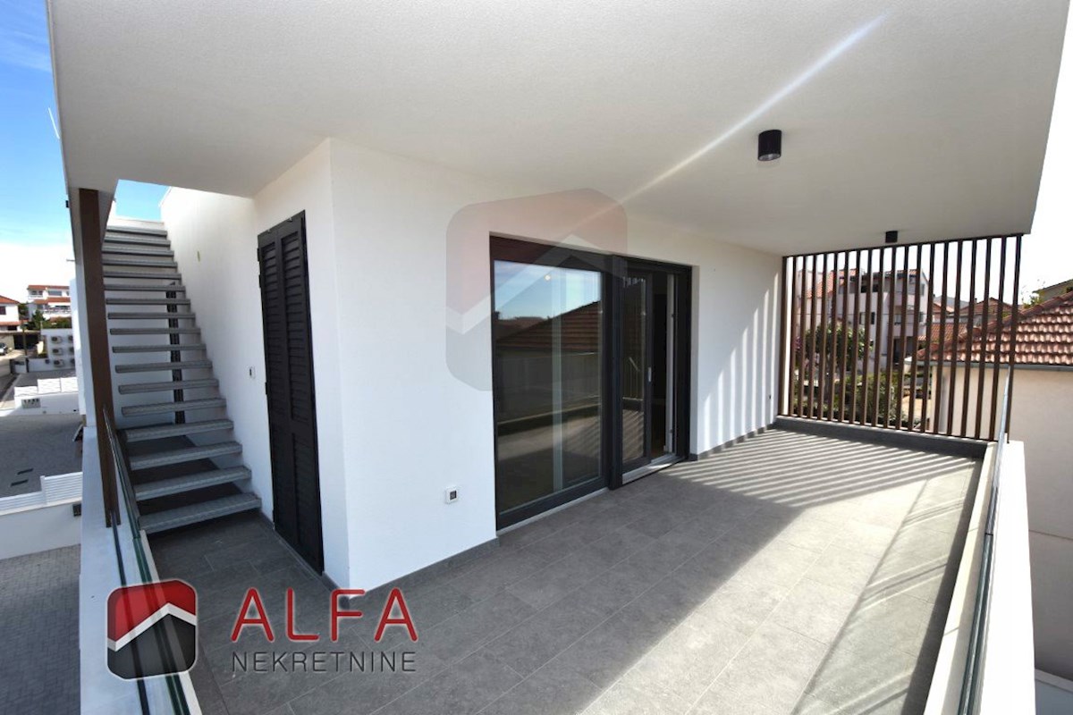 Vodice center, ATRAKTIVNO, prodamo trisobno stanovanje v drugem nadstropju s strešno teraso