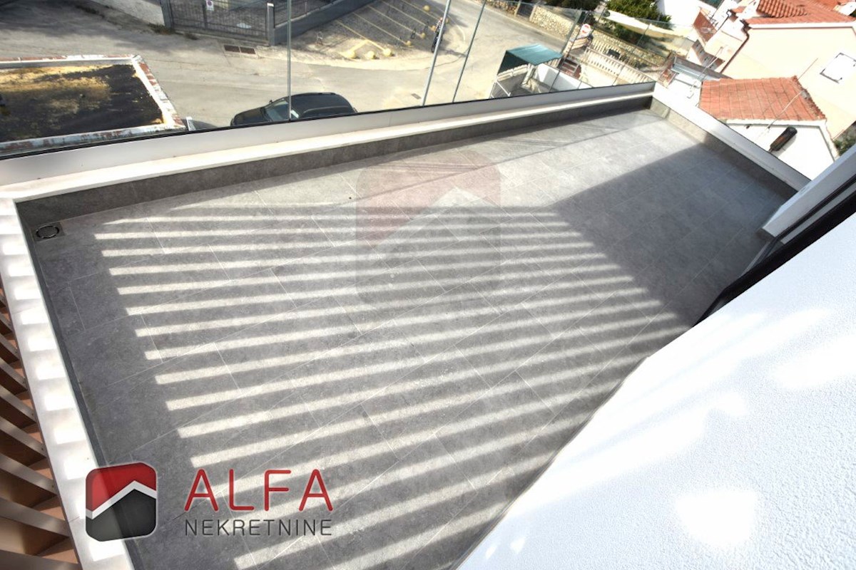 Vodice center, ATRAKTIVNO, prodamo trisobno stanovanje v drugem nadstropju s strešno teraso